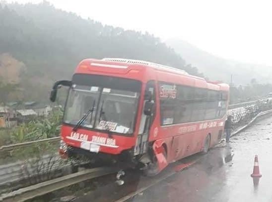 Xe khach cay nat giai phan cach cao toc trong mua hinh anh