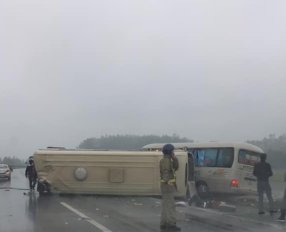 2 xe khach lat, chan ngang cao toc Noi Bai - Lao Cai hinh anh