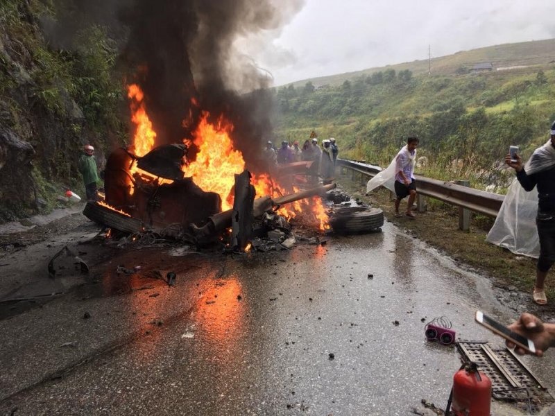 Dam vao vach nui, dau keo container chay rui tren quoc lo hinh anh