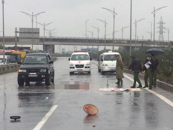 Thi the nguoi phu nu nam giua cao toc luc sang som hinh anh