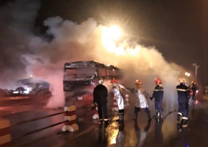 Xe khach giuong nam chay tro khung tren cau Thanh Tri luc nua dem hinh anh