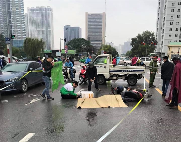 Tai xe mac do Grab tu vong sau va cham lien tiep hinh anh