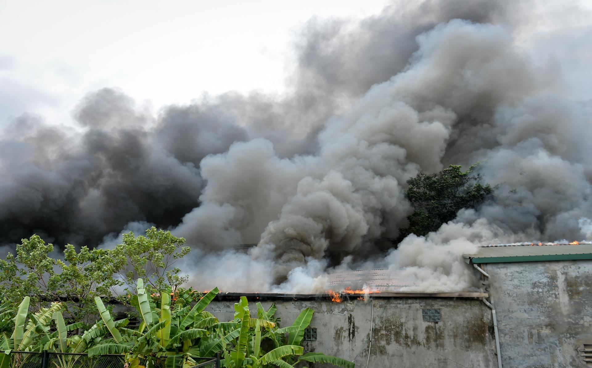 Chay lon o gara oto, gan san My Dinh hinh anh