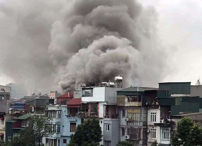 Hon 30 linh cuu hoa dap chay o quan karaoke 4 tang hinh anh