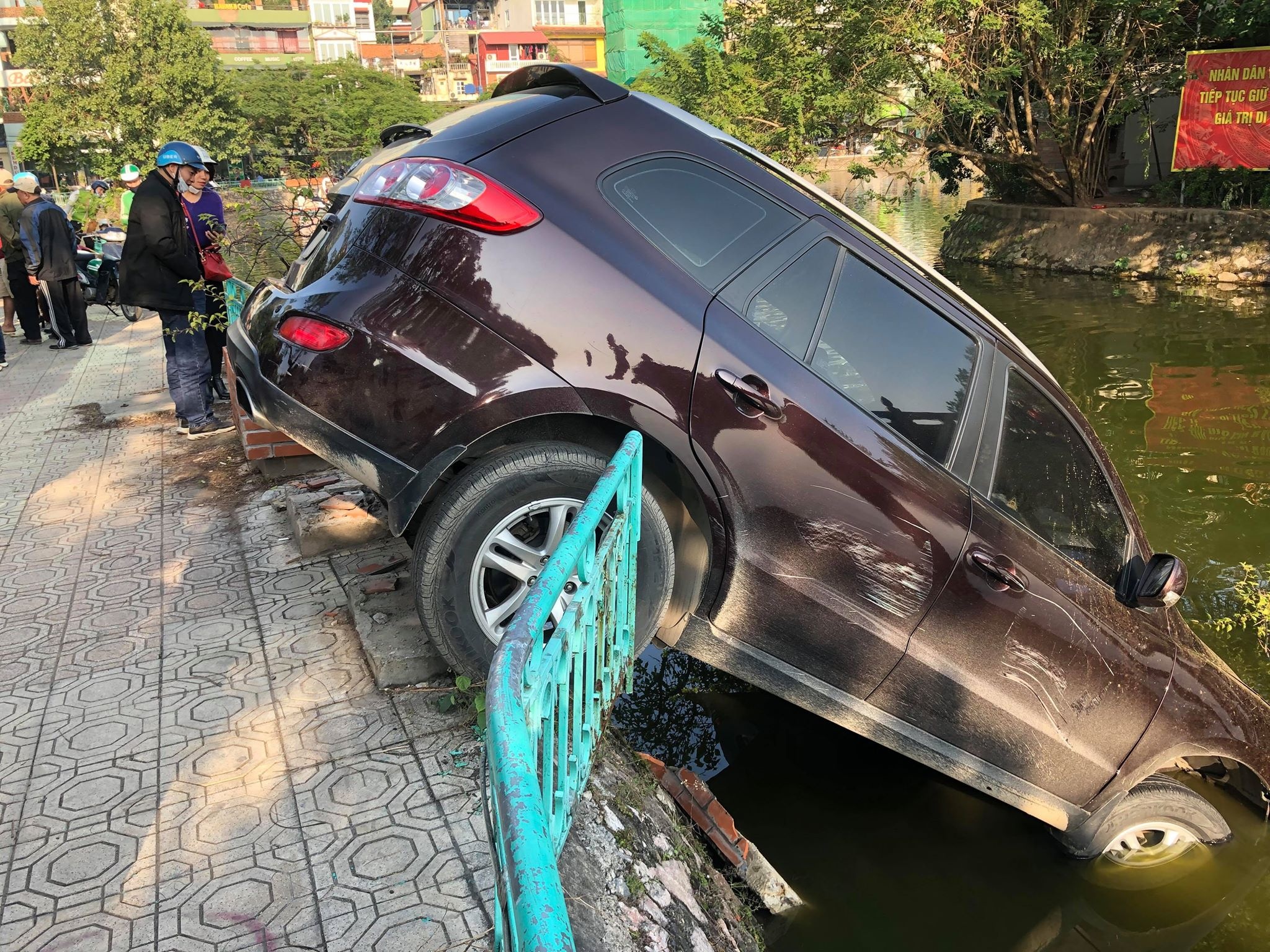 Tai xe oto 7 cho lao dai phan cach, dam xe xuong ho Truc Bach hinh anh