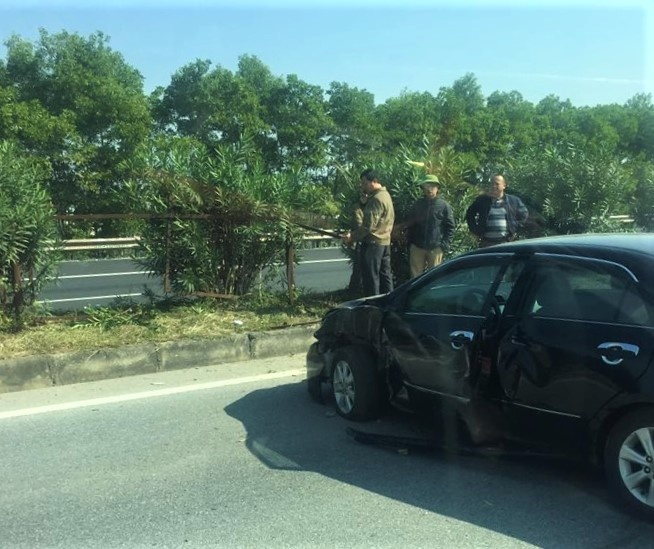 Oto bien xanh 'bay' qua dai phan cach sau va cham xe dau keo hinh anh