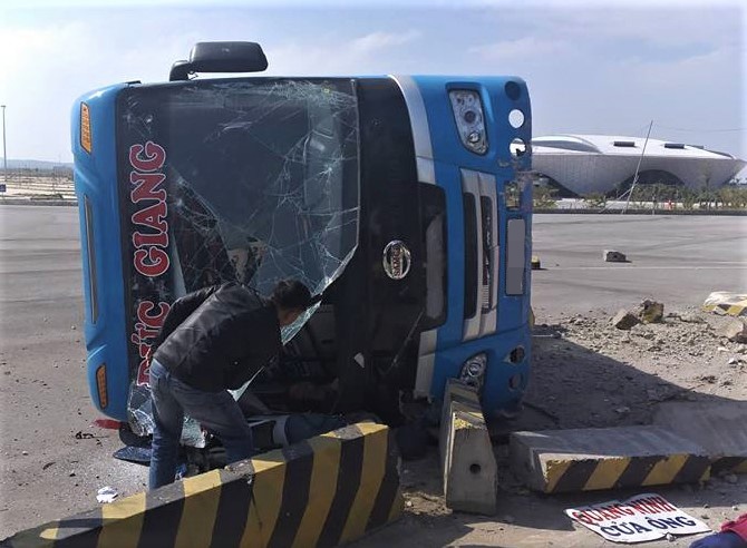 Xe khach 45 cho lat nghieng tren quoc lo, phu xe tu vong tai cho hinh anh