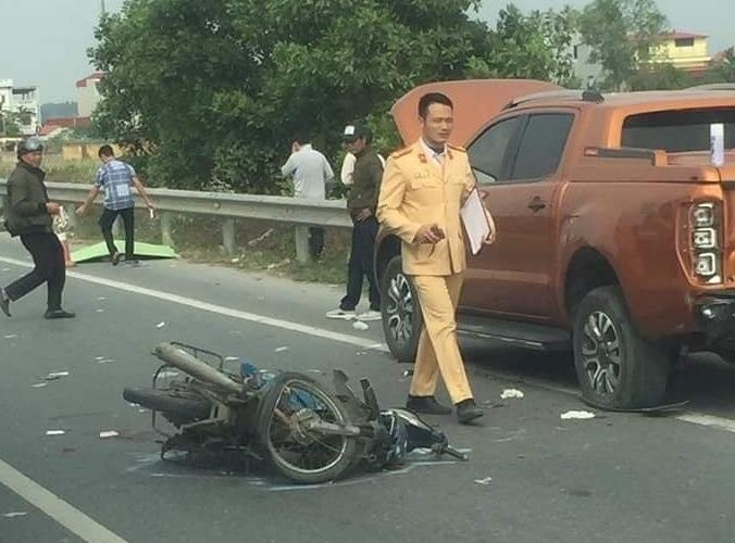 Tong vao duoi xe ban tai, 2 nam thanh nien tu vong tren cao toc hinh anh