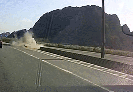 Xe khach dam vao giai phan cach, lat nghieng tren duong hinh anh