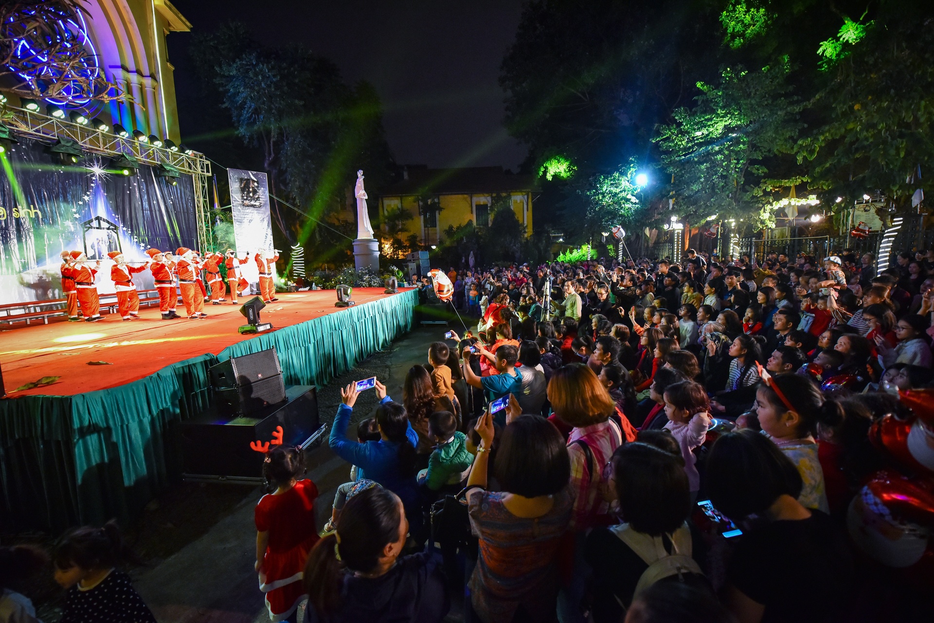 Giang sinh Hang Ma anh 18