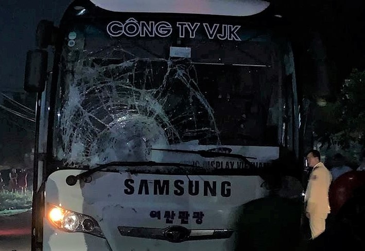 Xe may dau dau oto cho cong nhan, 2 nguoi chet hinh anh