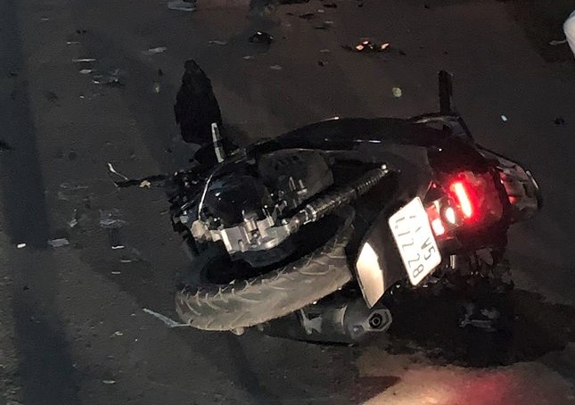 Hai người chết khi xe máy tông ôtô ảnh 2 Hai nguoi chet khi xe may tong oto anh 2