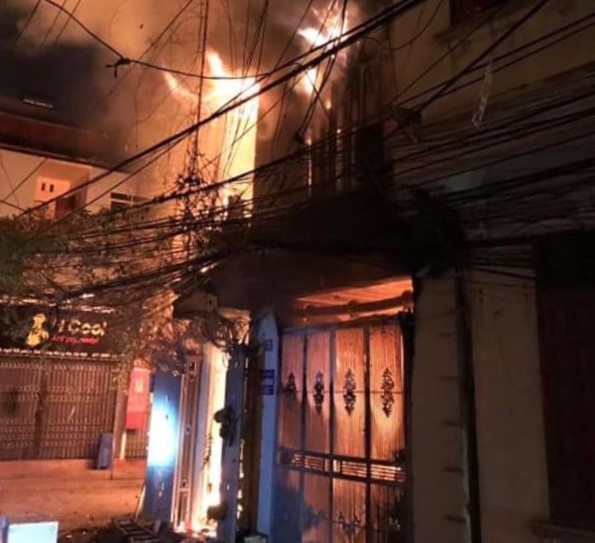 Can nha 4 tang chay rui luc sang som hinh anh