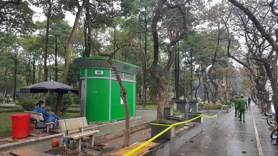 Thi the nguoi phu nu giua vuon hoa luc sang som hinh anh