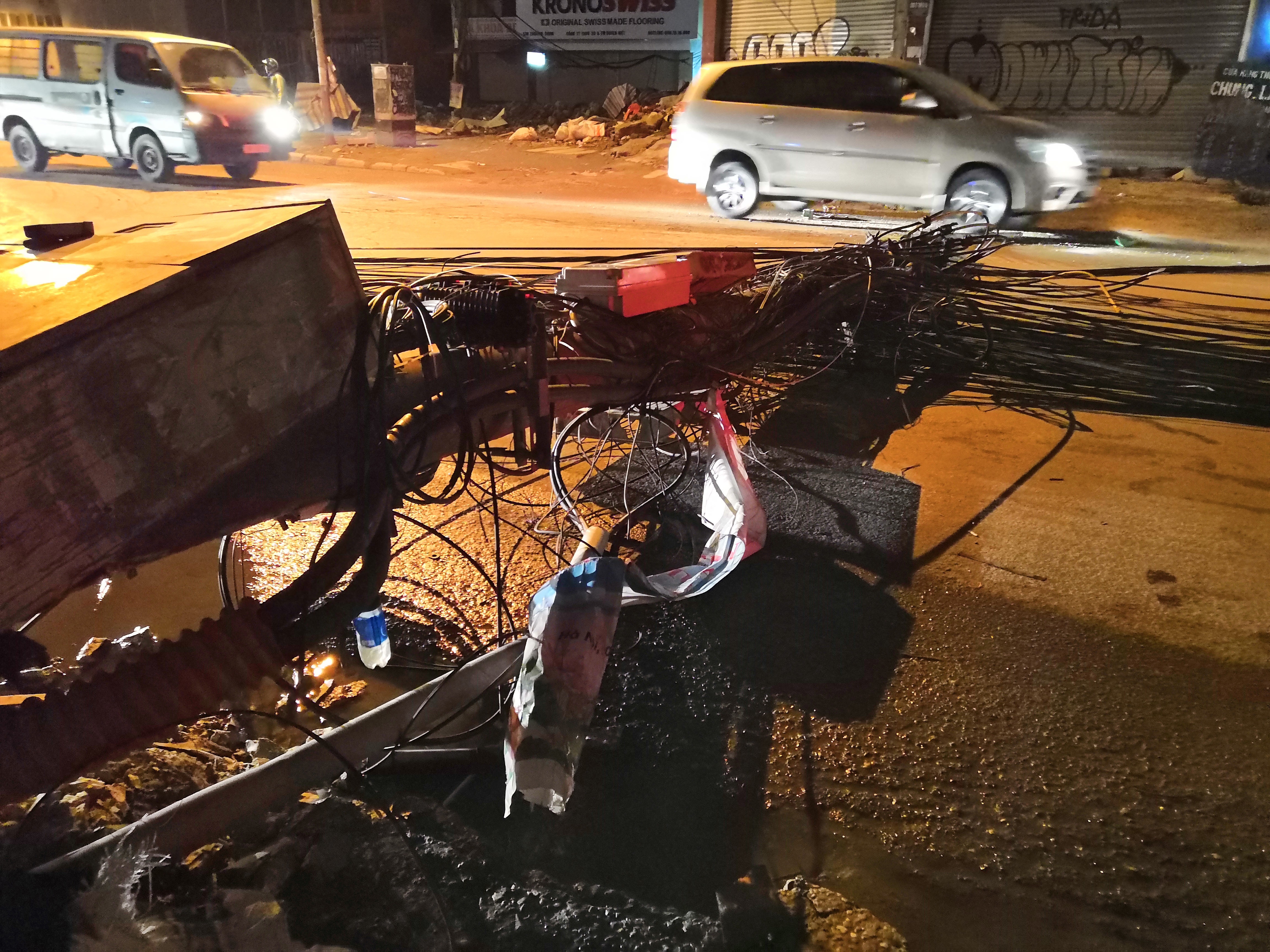 Xe bon cho xang keo do 4 cot dien trong dem hinh anh