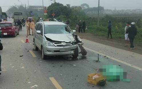 Innova lan lan, tong chet 2 nguoi di xe may hinh anh