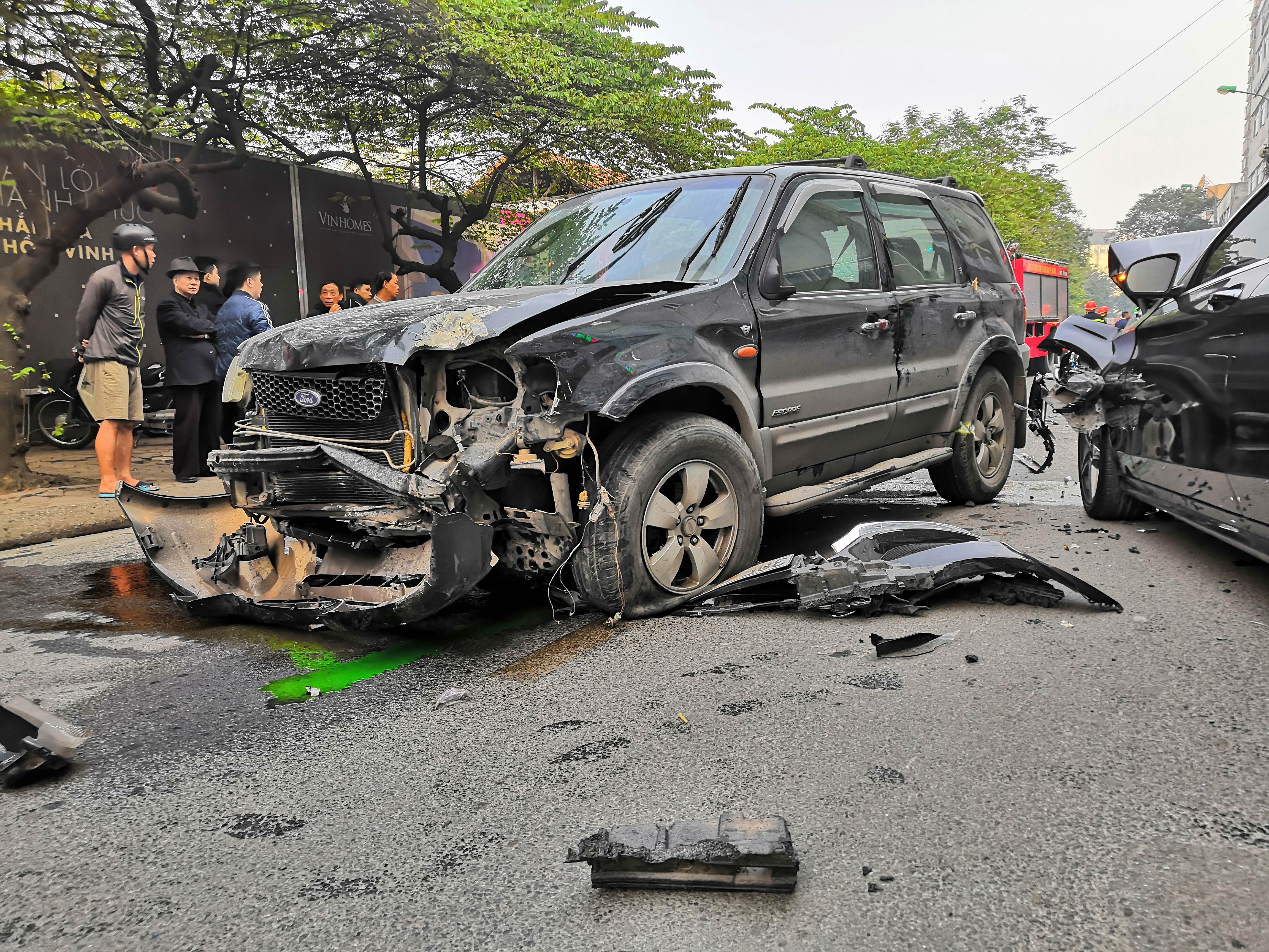 Ford Escape tong lien hoan tren pho, mot nguoi tu vong hinh anh