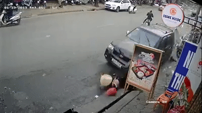 Clip ghi lai canh 'xe dien' tong chet nguoi tren pho Ngoc Khanh hinh anh