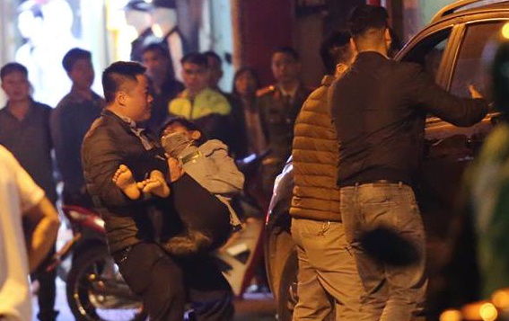 Ba bau bat tinh, nguoi dan ong co thu suot 12 gio bi khong che hinh anh