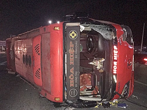 Lat xe, 30 hanh khach hoang loan hinh anh