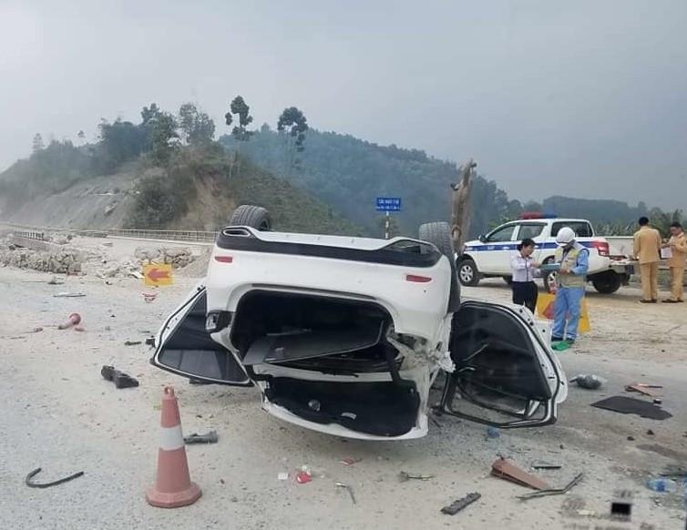 Mazda 6 lat ngua tai phan duong dang sua chua tren cao toc hinh anh