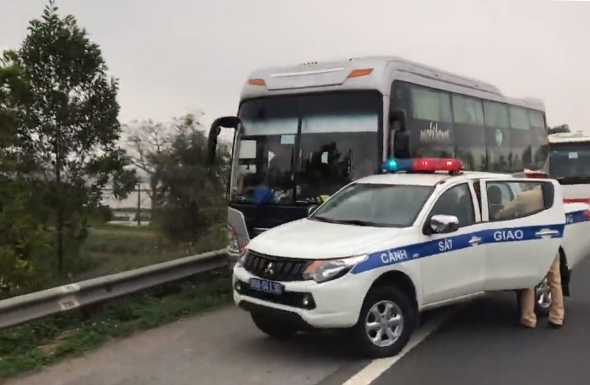 Cho qua so khach quy dinh, xe khach bo chay tren cao toc hinh anh