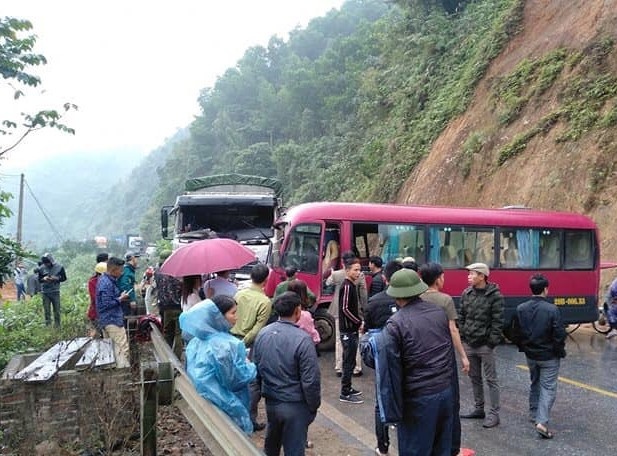 Tai nạn quốc lộ 2 ảnh 1 Tai nan quoc lo 2 anh 1