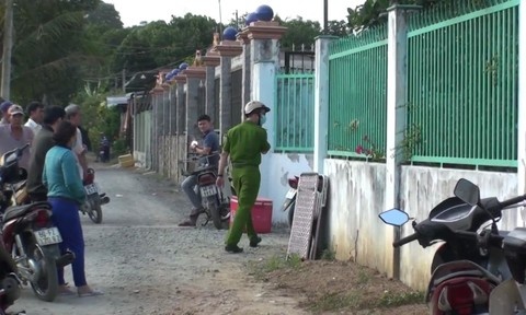 Nguoi dan ong tu vong ben dan loa hat karaoke hinh anh