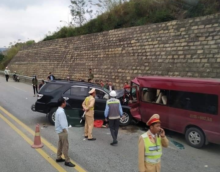 Oto 7 cho doi dau xe khach tren cao toc, 9 nguoi nhap vien hinh anh