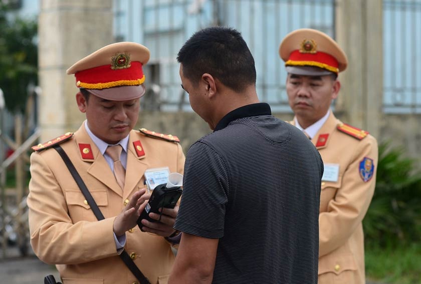 CSGT tong kiem tra tai xe su dung bia ruou, ma tuy tren cao toc hinh anh