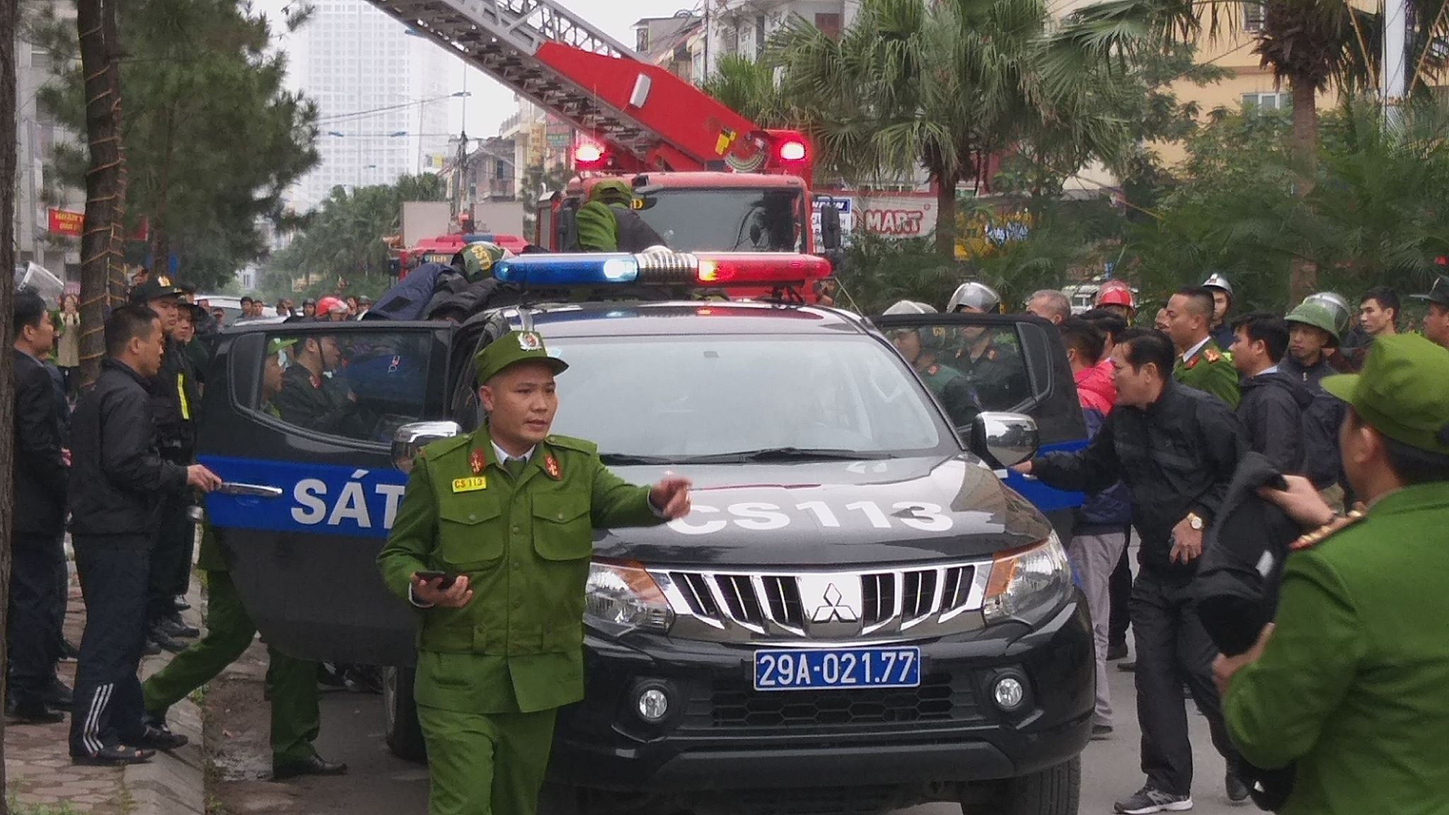 Khong che thanh nien nghi ngao da dap pha tai san trong biet thu hinh anh