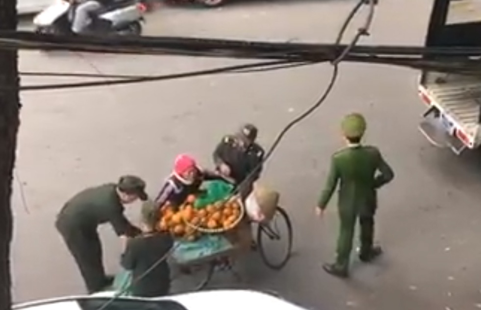 Clip ghi lai canh luc luong chuc nang tich thu hang hoa nguoi ban rong hinh anh