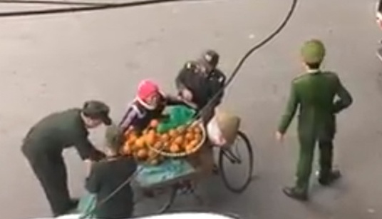 Lanh dao phuong noi gi ve clip tich thu hoa qua cua nguoi ban rong? hinh anh