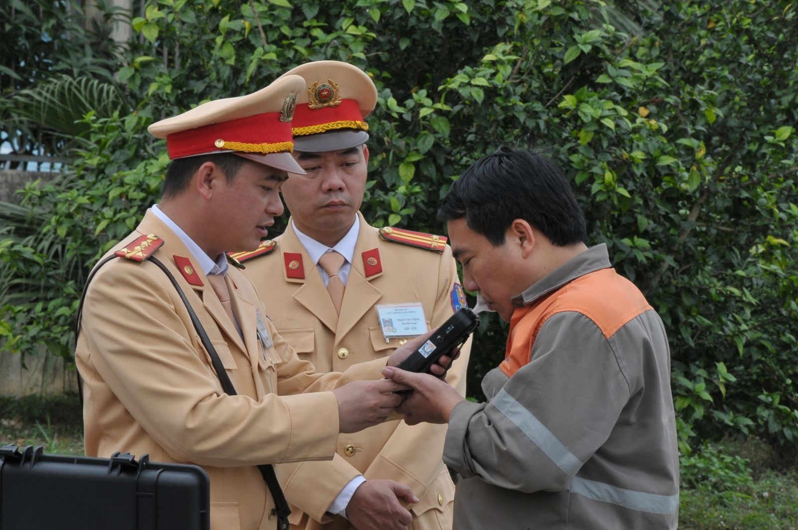 Canh sat phat hien gan 200 tai xe dung ma tuy sau 20 ngay kiem tra hinh anh