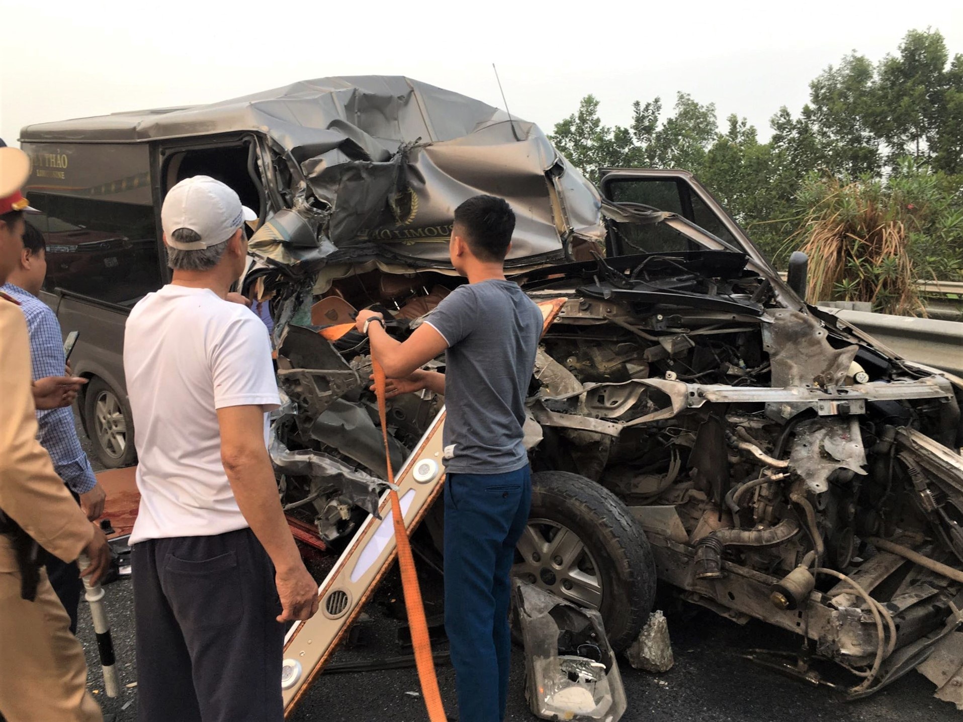 Xe khach Limousine huc duoi oto container o toc do gan 80 km/h hinh anh