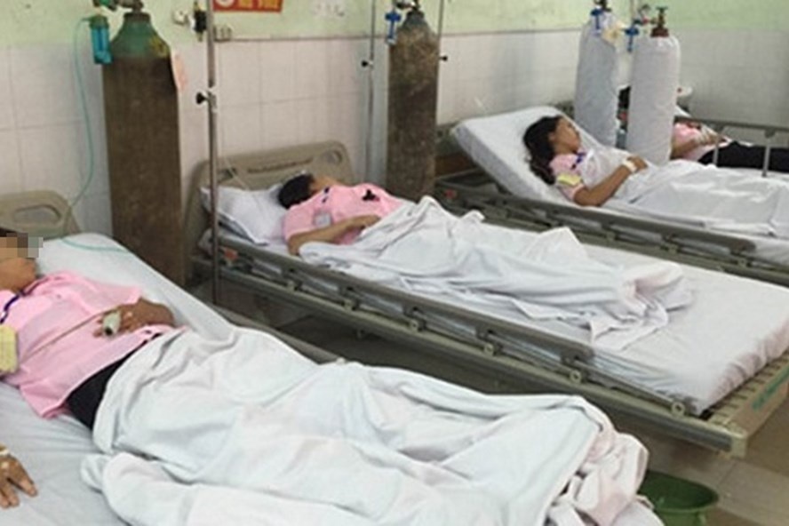 Nhom hoc sinh an nham bot thong bon cau da qua con nguy kich hinh anh