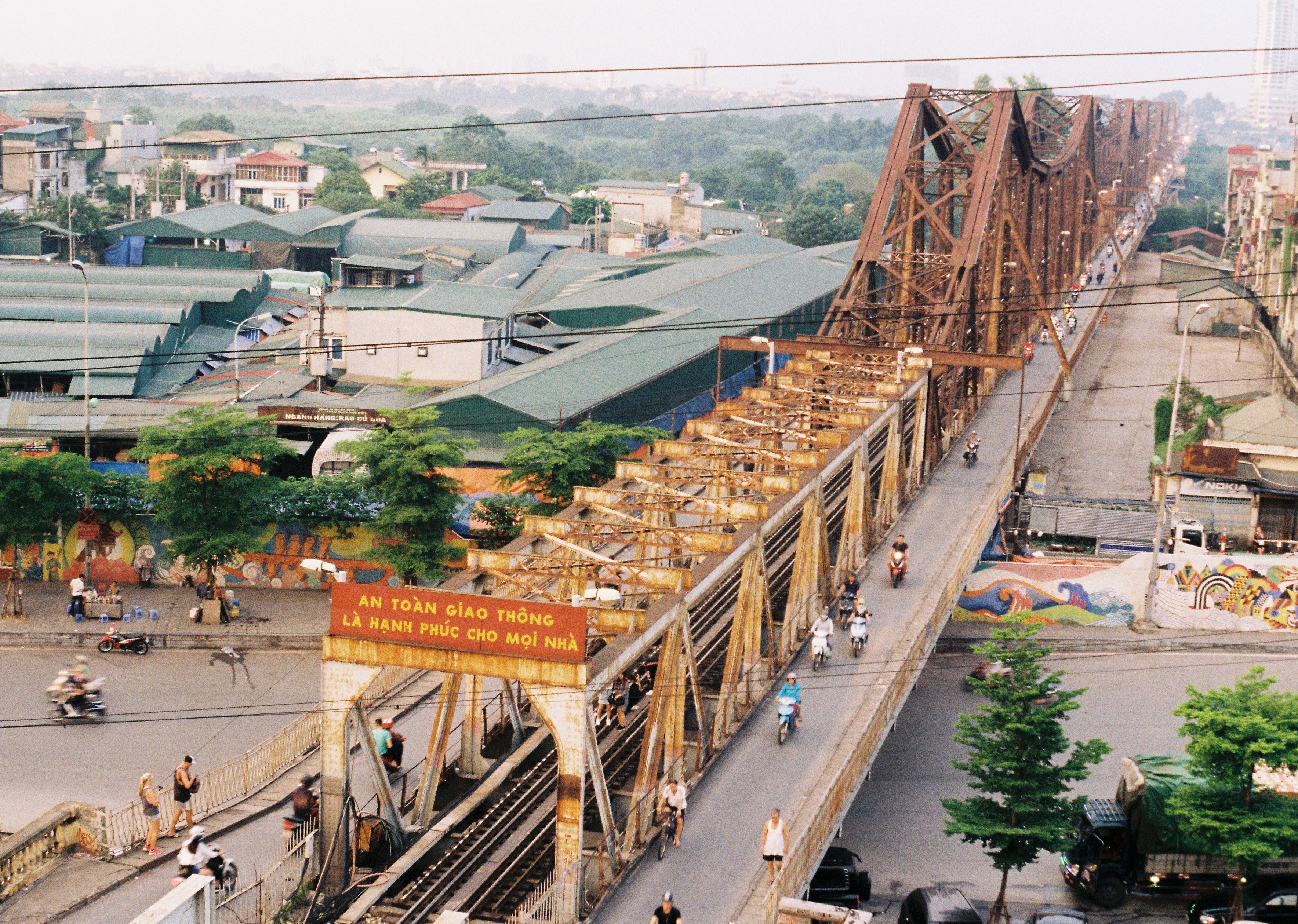 Treo qua duong sat, nguoi dan ong bi tau dam vang xuong song Hong hinh anh