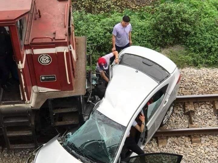 Oto Hyundai bi tau tong va keo le hon 100 m, 2 nguoi tu vong hinh anh