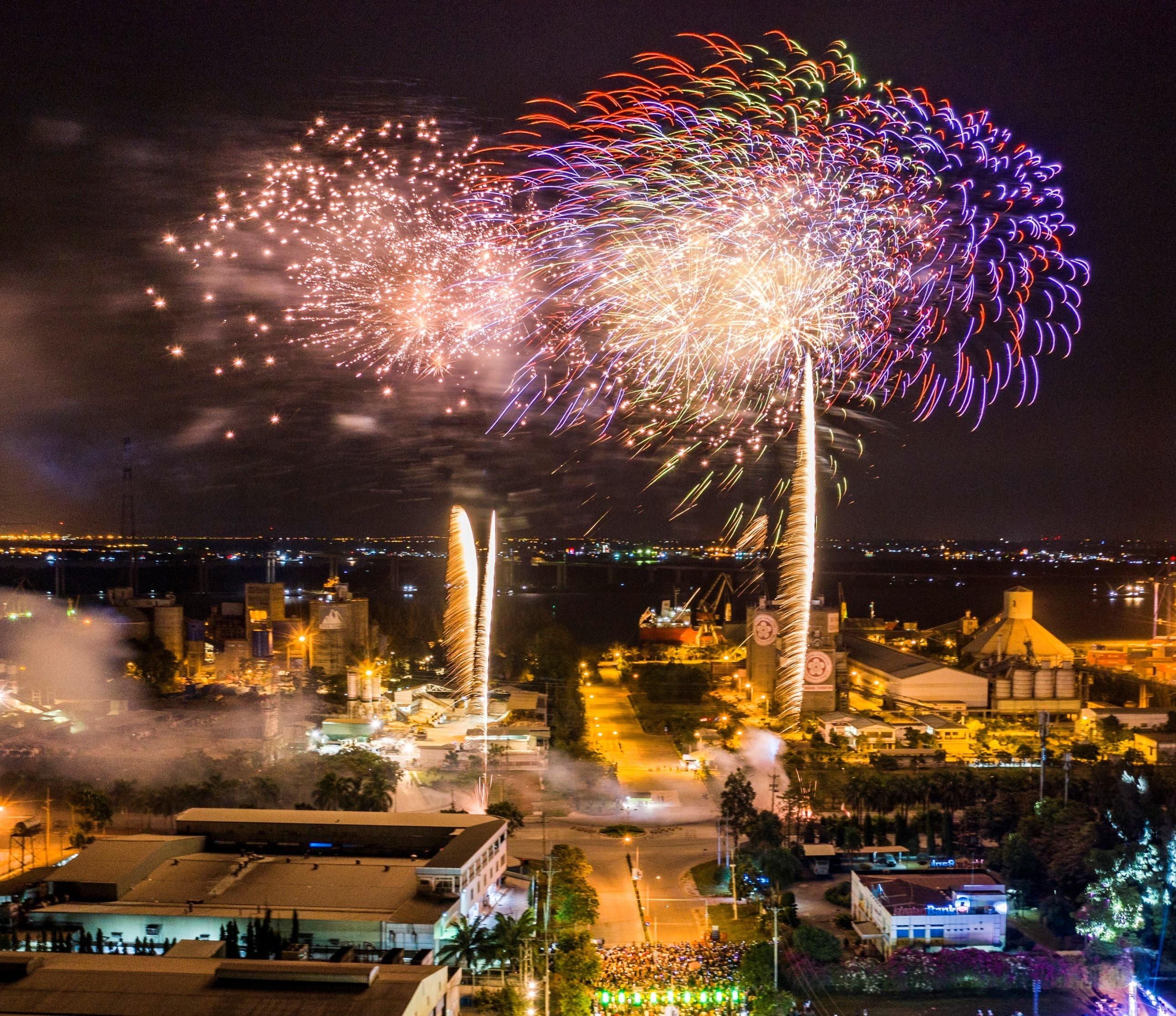 TP.HCM ban phao hoa tai 3 diem mung ngay thong nhat dat nuoc 30/4 hinh anh