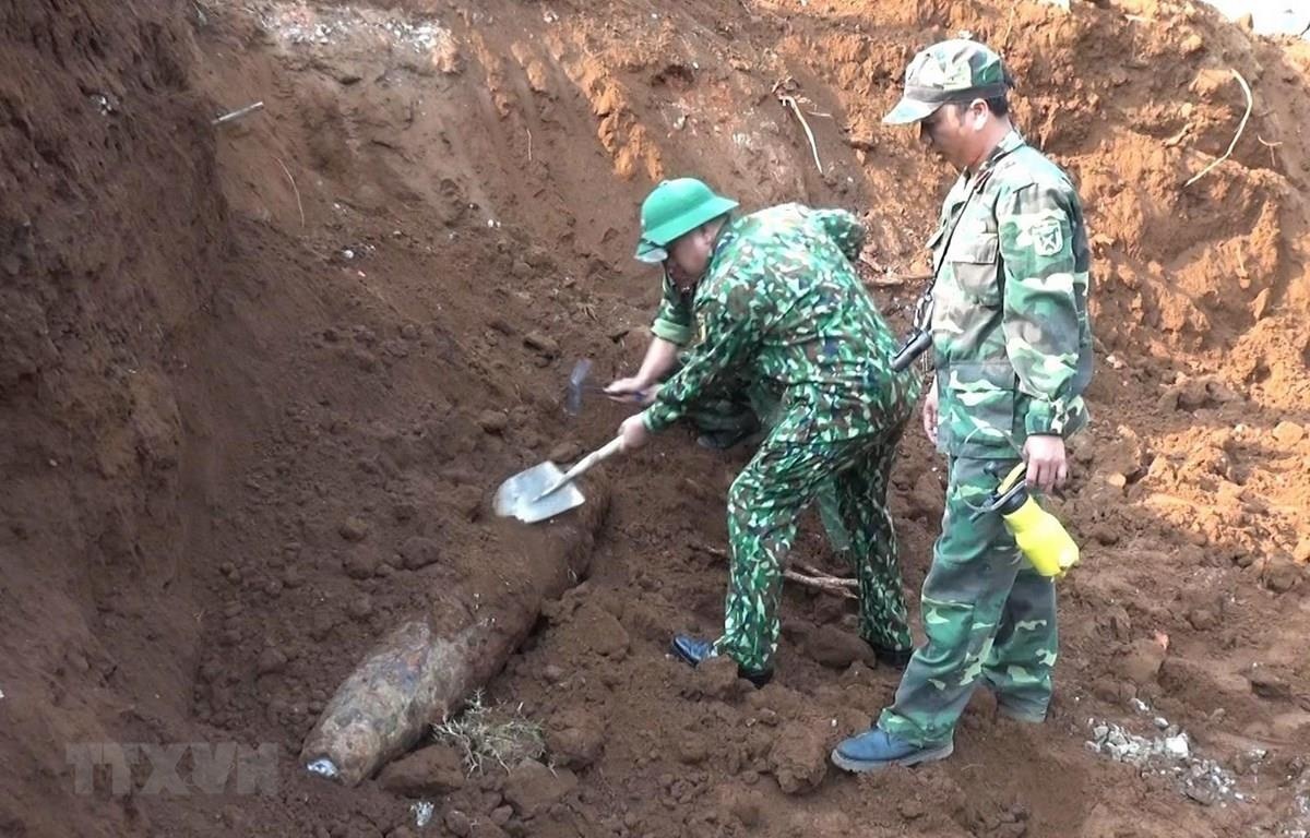 Qua bom nang 240 kg nam trong khu vuc truong hoc hinh anh