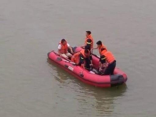 2 thanh nien duoi nuoc khi nhay cau cuu co gai tu tu hinh anh