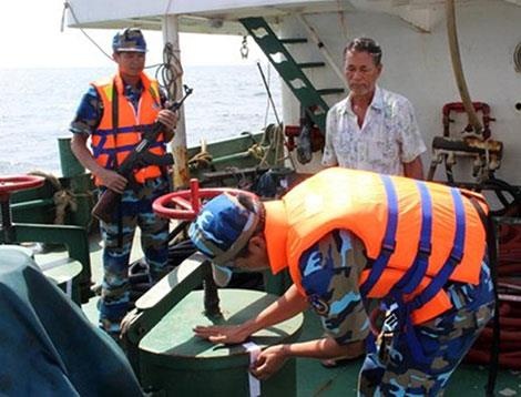 Thu giu hon 2 trieu lit xang A95 nhap lau hinh anh