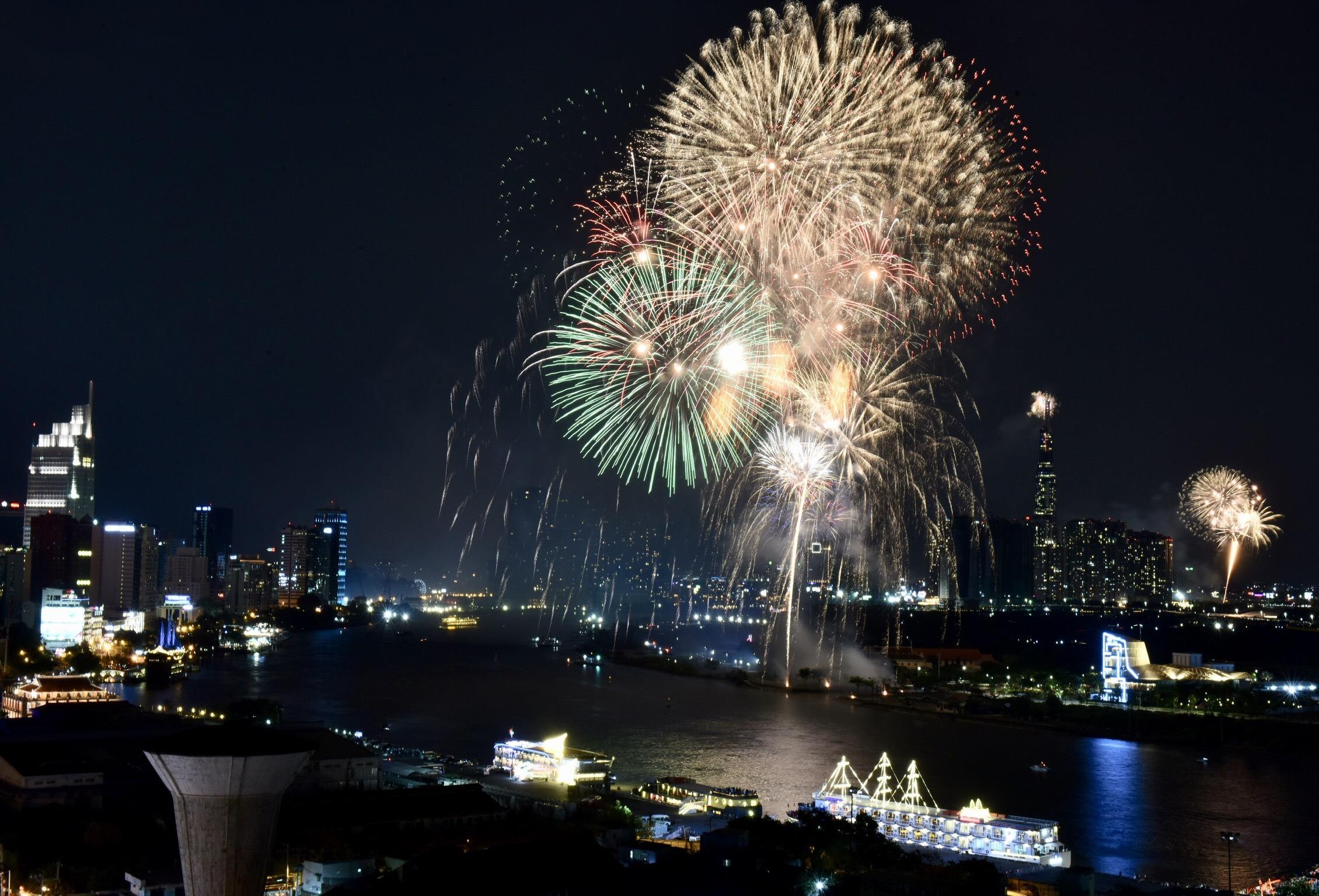 pháo hoa 30/4 ảnh 2 phao hoa 30/4 anh 2