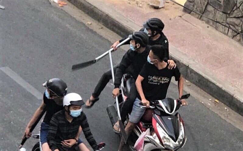 Hon 20 nguoi dung sung va dao truy sat nhau giua ban ngay hinh anh