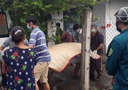 Thi the nguoi dan ong boc mui trong phong tro dong kin hinh anh