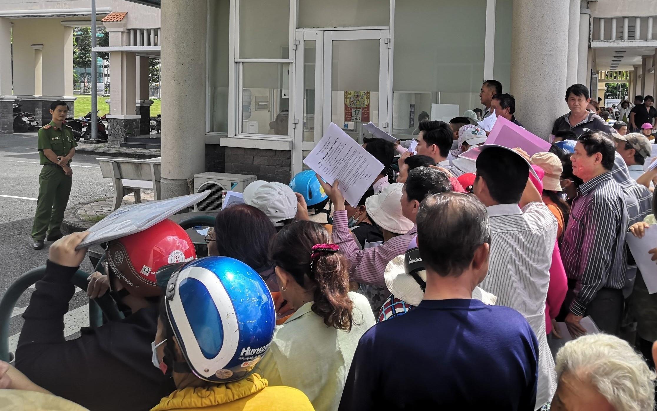 Nguoi dan Thu Thiem den UBND quan nhieu ngay lien doi quyen loi hinh anh