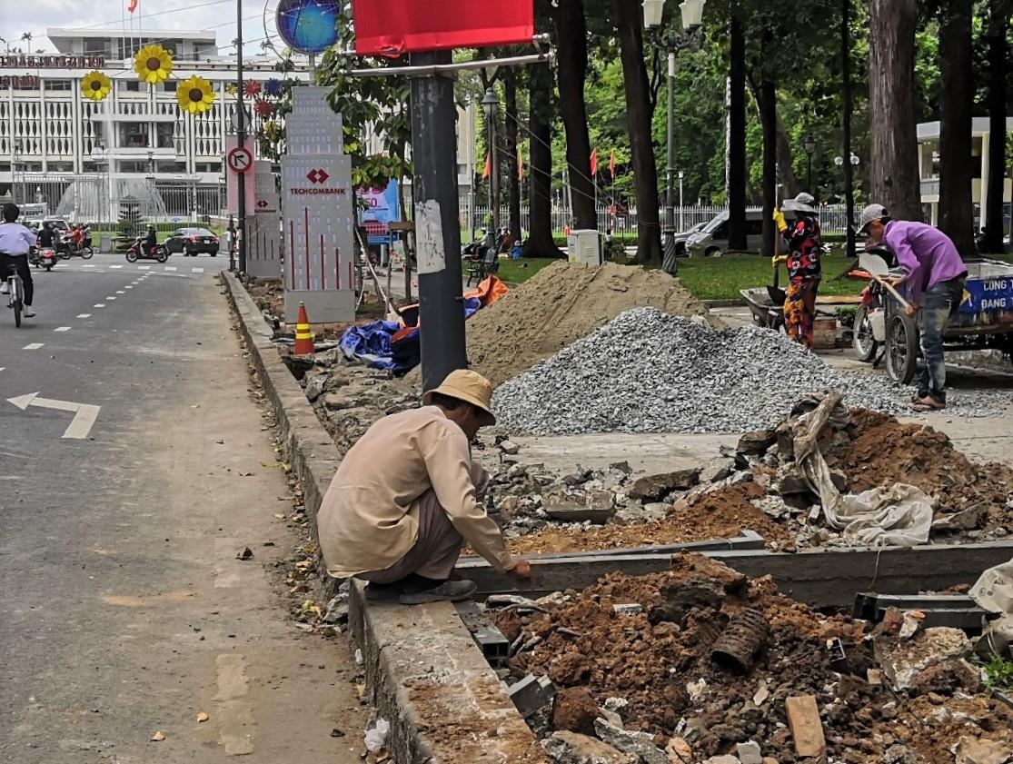 TP.HCM thay via he cong vien 30/4 bang bon hoa, tham co hinh anh