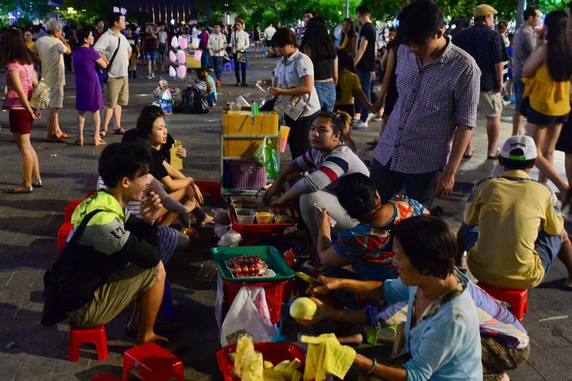 Khong cho ban thuc an tren pho di bo Nguyen Hue o Sai Gon hinh anh
