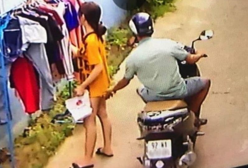 Phat 200.000 dong nguoi so vung kin co gai phoi do hinh anh