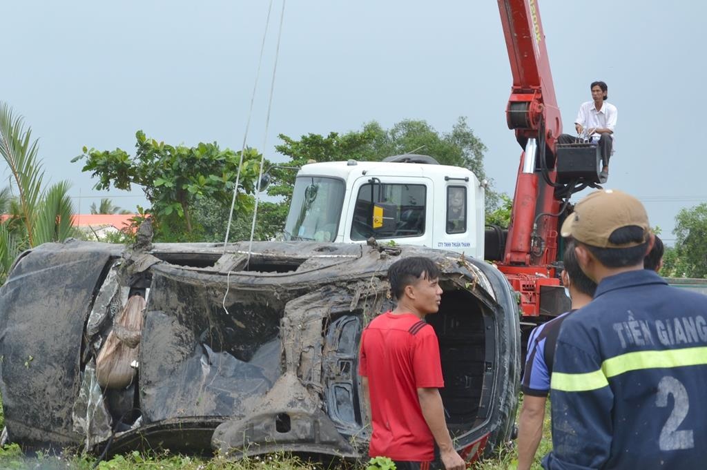 Tieng net po lon trong dem chiec Mercedes lao xuong rach hinh anh